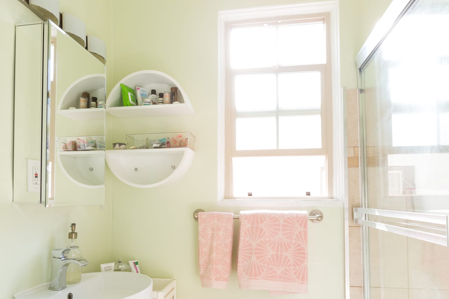 Why You Should Replace Your Rental's Shower Door With a Curtain